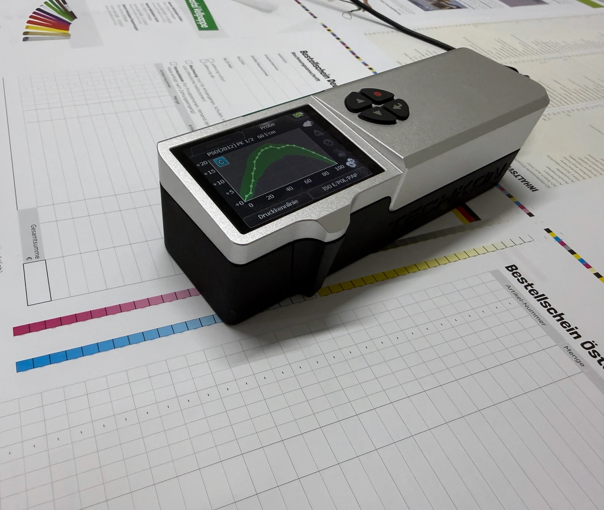 TECHKON SpectroDens Advanced aus unserer Druckproduktion: Das Spektraldensitometer zeigt hier eine Druckkennlinie zur Prozesskontrolle. Eigenaufnahme.